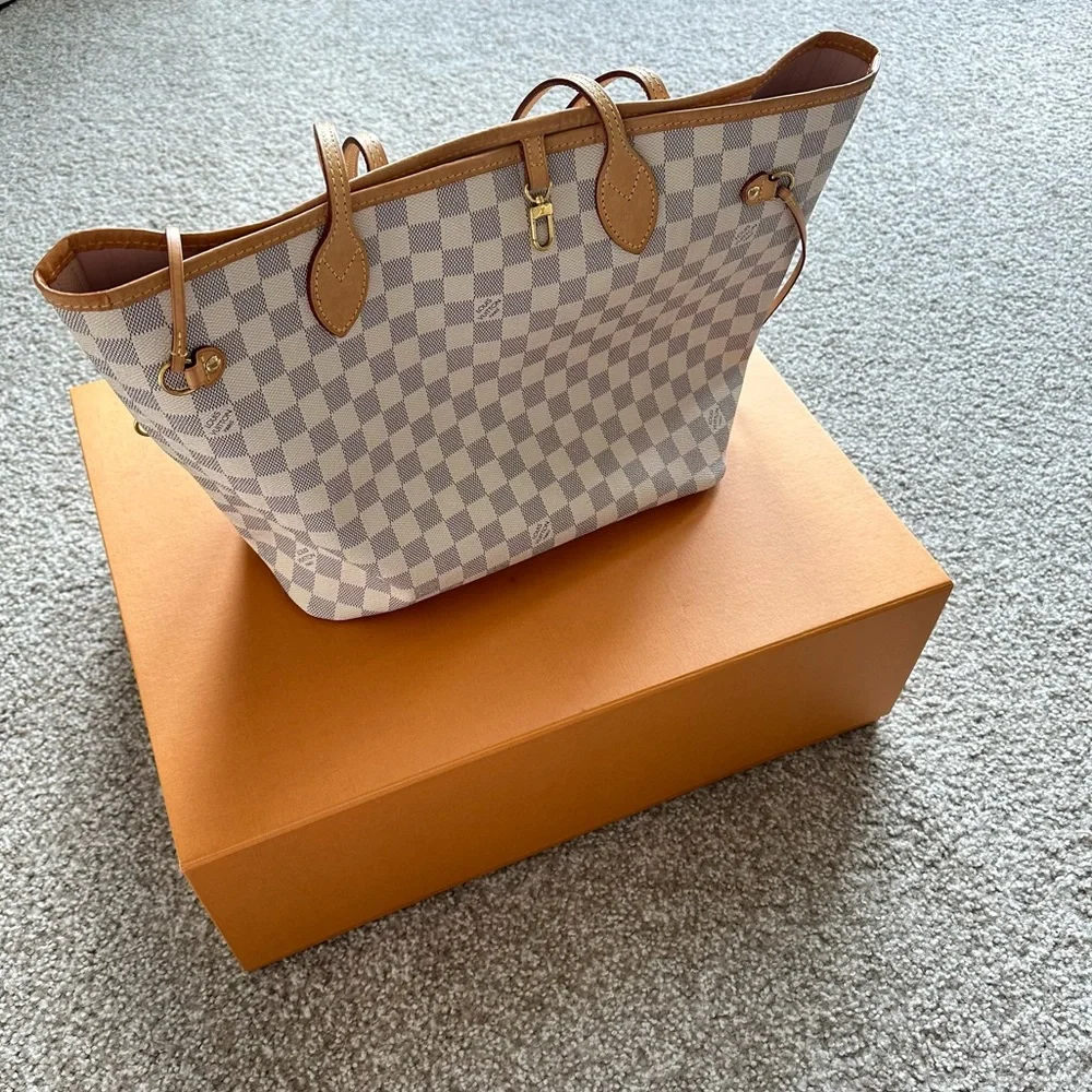 Louis Vuitton Neverfull Rose Ballerine MM White
Damier Azur Canvas - Picture 2 of 13